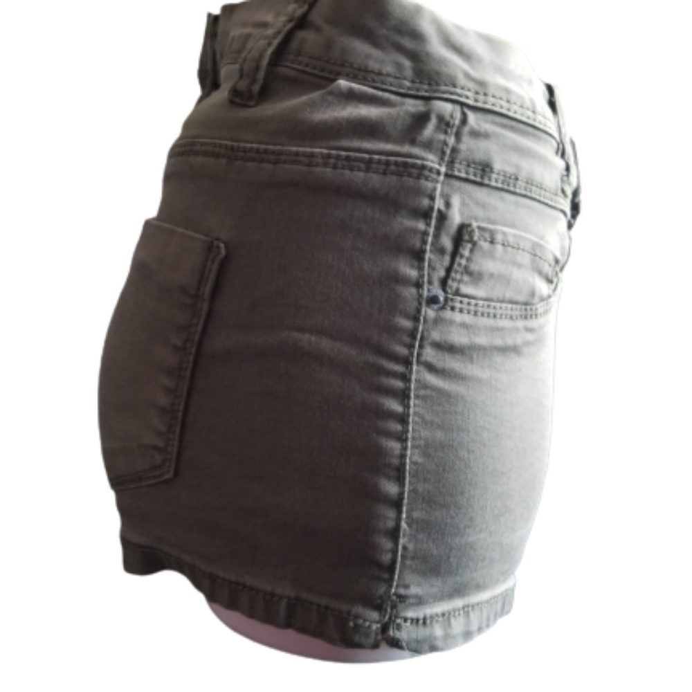 Vanilla.star size one gray shorts.